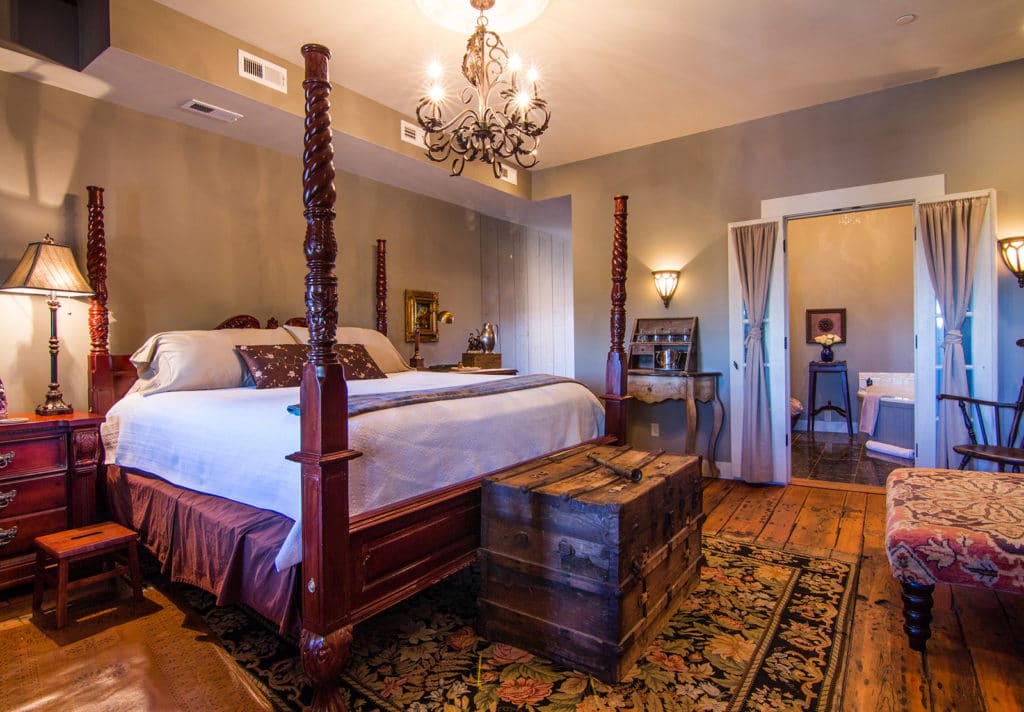 The Thomas Jefferson Suite of Boone's Colonial Inn in St Charles MO | Providing luxury and comfort in a historic colonial inn.